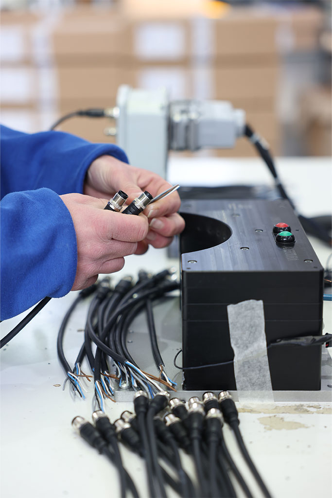 mca-cablaggi-ad-alte-prestazioni-industria-telecomunicazioni-vert-_0003_assemblaggio-test